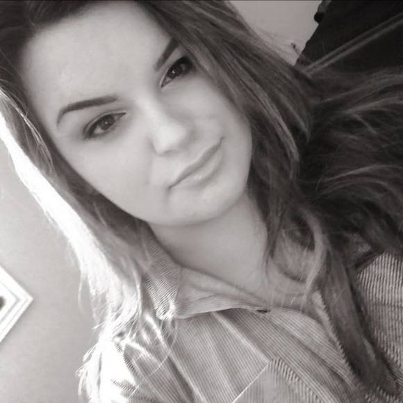 Meet your Posher, Selena - Picture 1 of 1